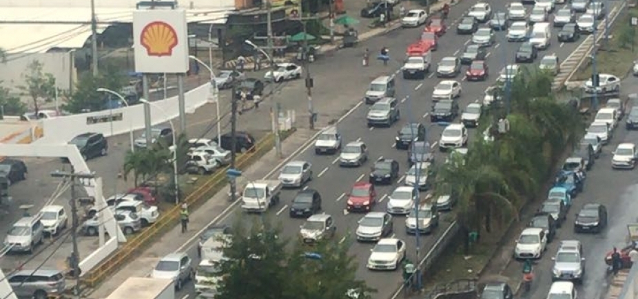 Acidente com moto dificulta trânsito na Av. Tancredo Neves; veja 