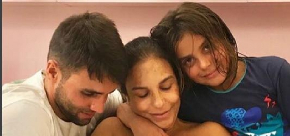 Marido de Ivete nina uma das gêmeas; veja o vídeo