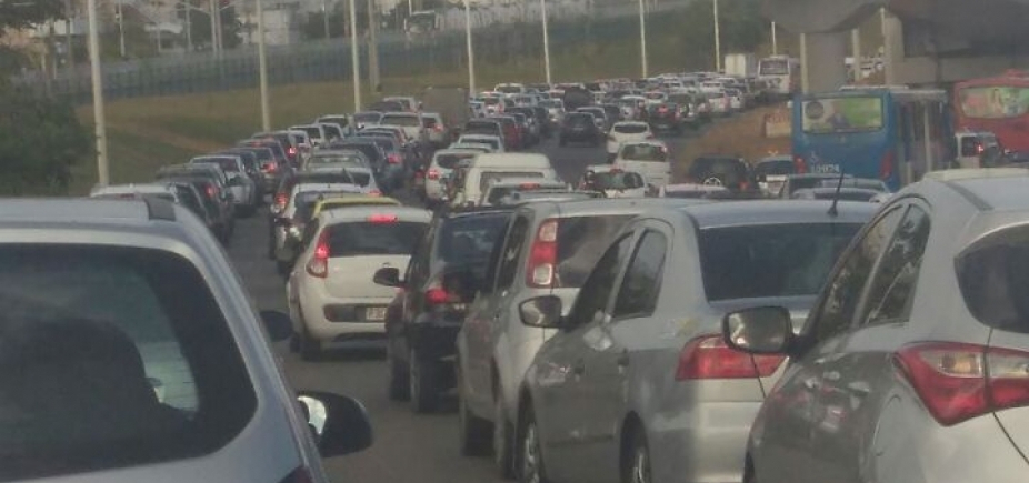Carro que pegou fogo na Estrada da Muriçoca é retirado da via 