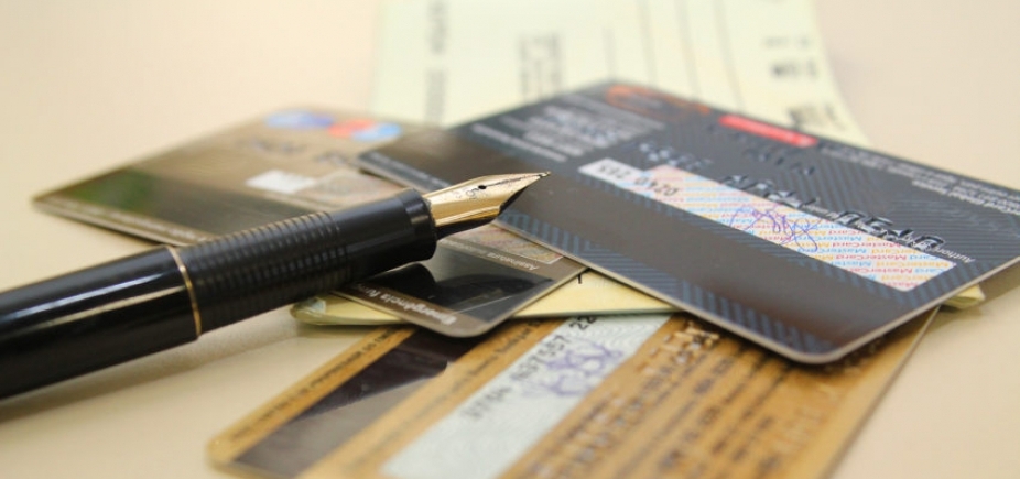 Banco Central aponta que juro rotativo do cartão cai para 327,9% em janeiro