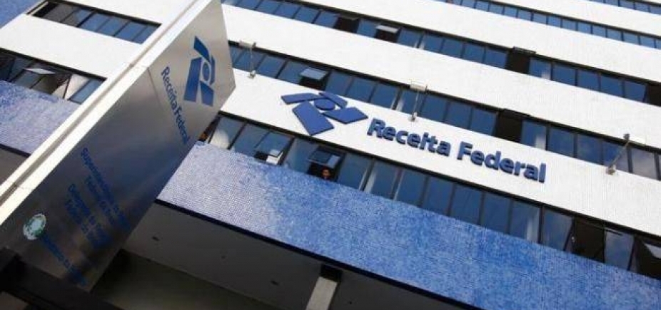Auditores federais aposentados conseguem extensão de bônus