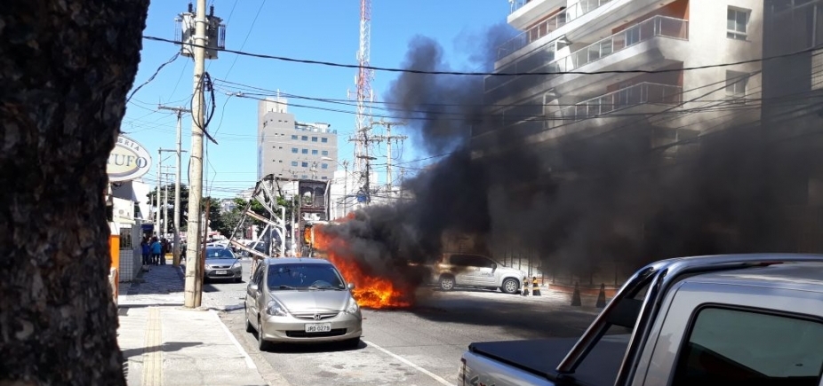 Caminhão pega fogo na Rua Minas Gerais, na Pituba