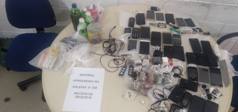 Celulares, acessórios e drogas são encontrados em presídio