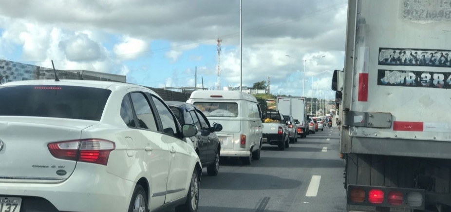 Caminhões são retirados da rodovia e trânsito volta a fluir na BR-324