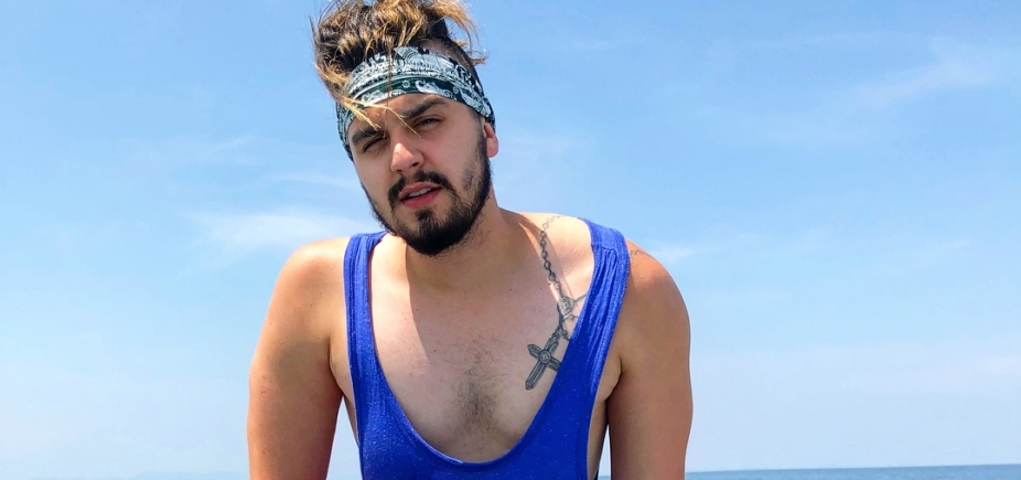 Luan Santana posa com camisa cavada e fãs perguntam: ʹQue peitinho é esse?ʹ
