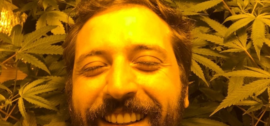 Gregório Duvivier posta foto polêmica e diz que não "paga por maconha faz tempo"