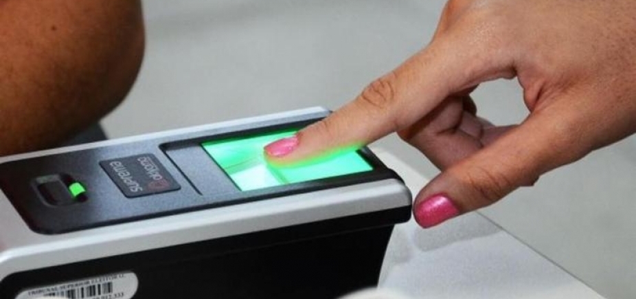 Eleitores são atendidos em ʹmenos de uma horaʹ, diz TRE sobre recadastramento