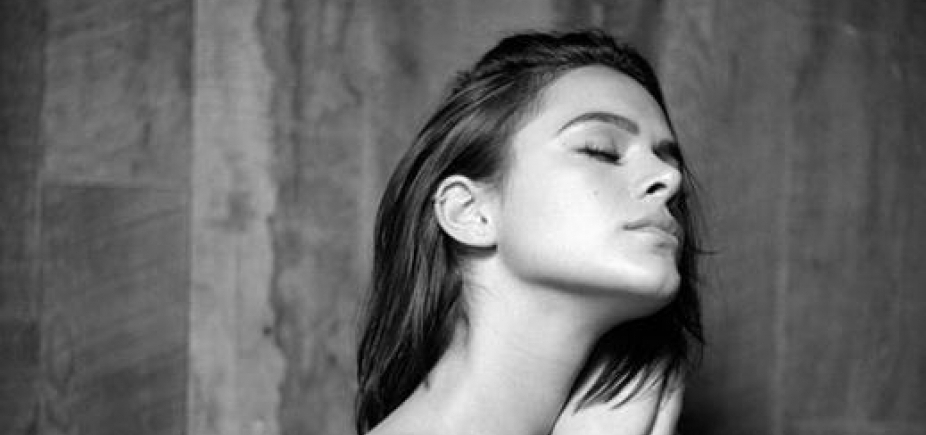 Bruna Marquezine ʹquebraʹ internet ao postar foto sensual de topless