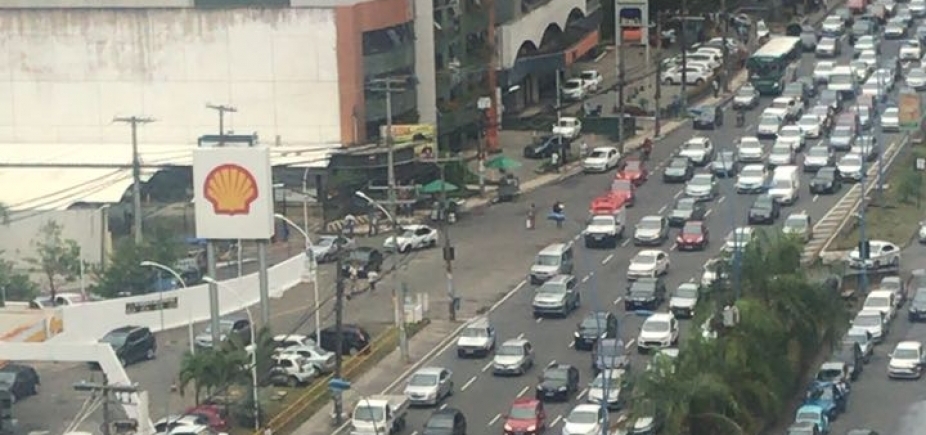 Carro tomba e congestiona Avenida Tancredo Neves; confira trânsito 