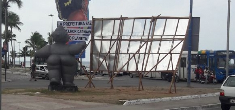 Prefeitura esconde Gordinhas de Ondina com placa