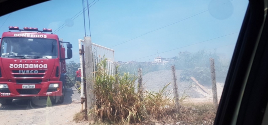 Vegetação em chamas e trator quebrado complicam trânsito