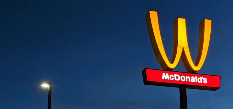 McDonaldʹs inverte logo para o dia das mulheres