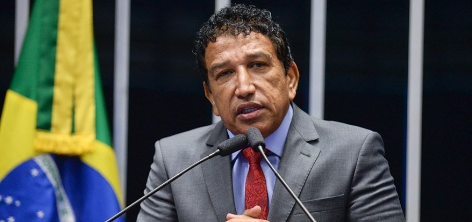 Magno Malta se alinha a Bolsonaro, mas desconversa sobre vice