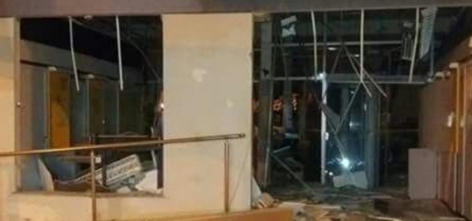 Agência bancária fica destruída após ser explodida em Cardeal da Silva