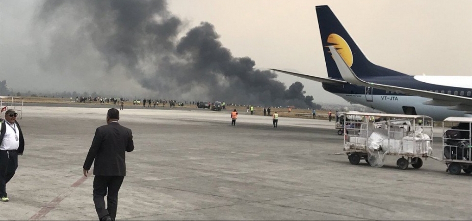 Avião cai em aeroporto do Nepal