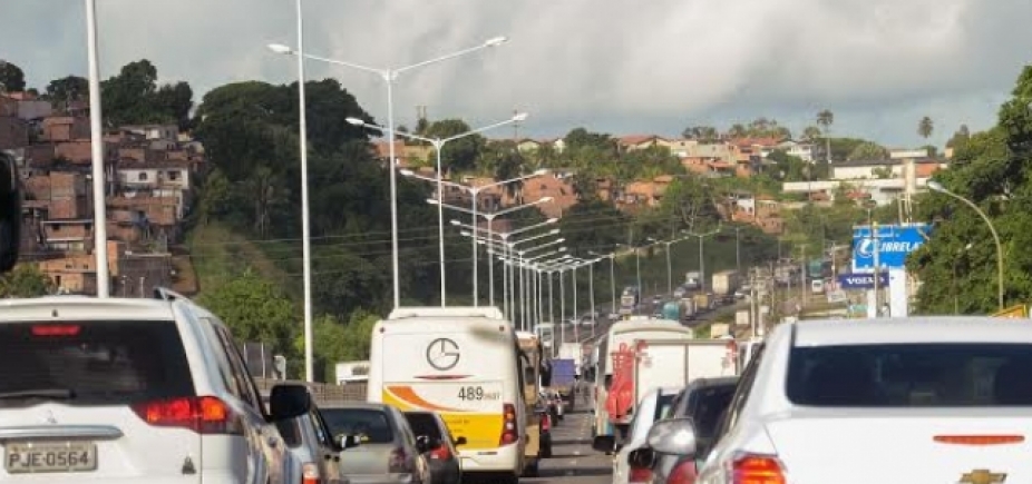 Carreta quebrada é retirada da via em São Caetano