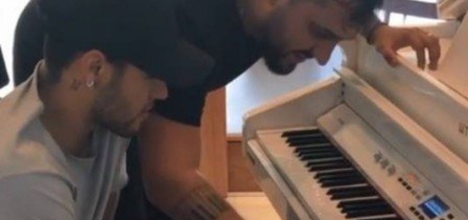 Enquanto não volta aos gramados, Neymar faz aula de piano