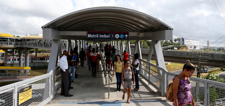 Governo entrega passarela da estação Imbuí do metrô
