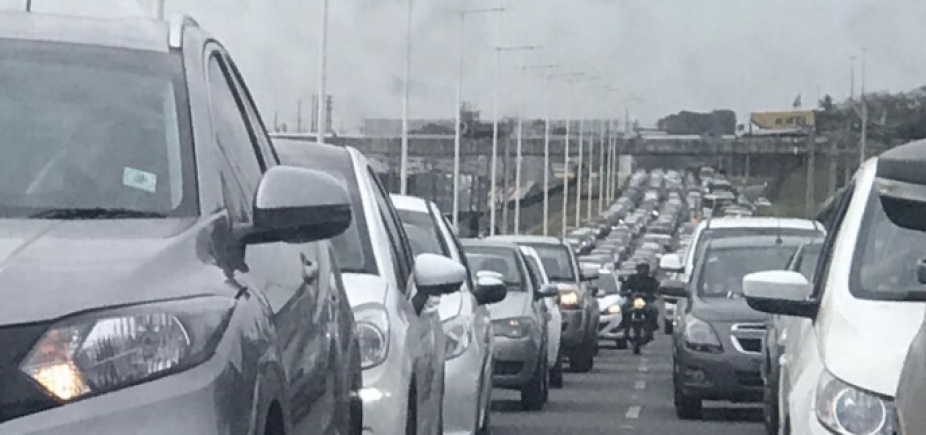 Longo congestionamento na BR-324 sentido Salvador