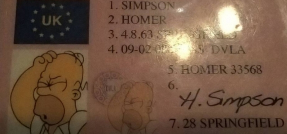 Polícia apreende carteira de motorista com dados de Homer Simpson