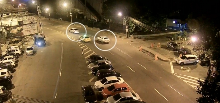Imagem mostra carro de Marielle Franco sendo seguido antes do assassinato no RJ