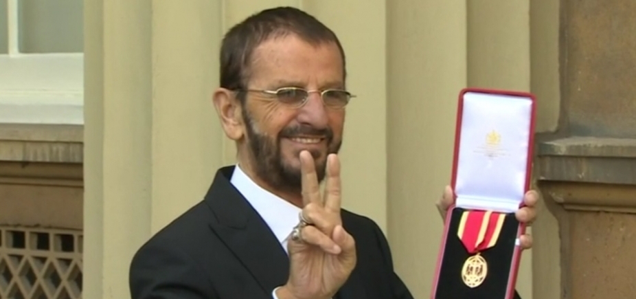Ringo Starr é nomeado ʹSirʹ pelo príncipe William