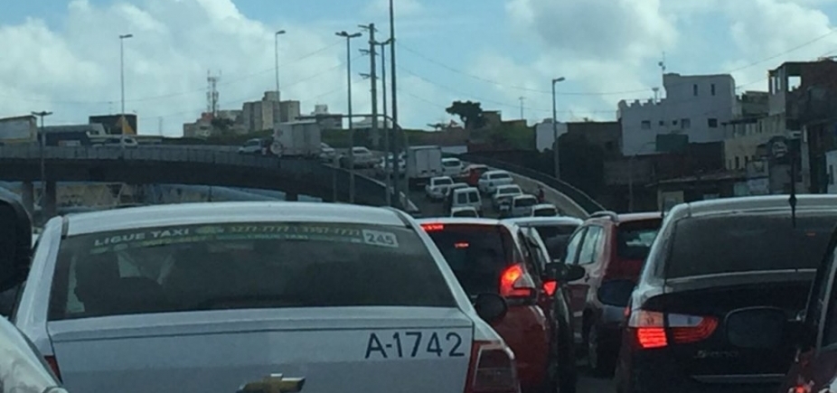 Avenida Barros Reis tem tráfego intenso nesta manhã; confira 