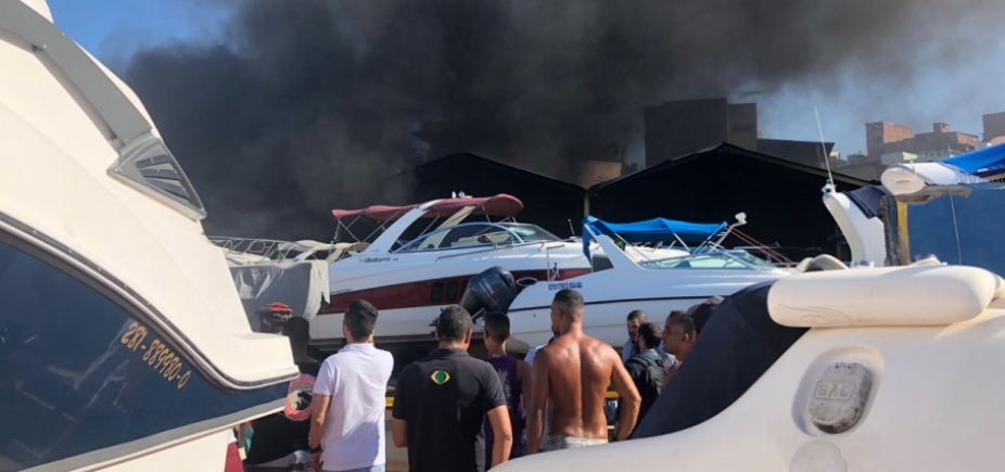 Incêndio atinge embarcações na Marina do Bonfim; veja vídeo