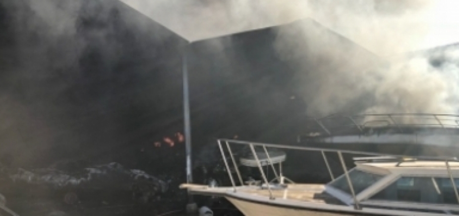 Estaleiro incendiado não tinha sistema de combate ao fogo, diz Corpo de Bombeiros
