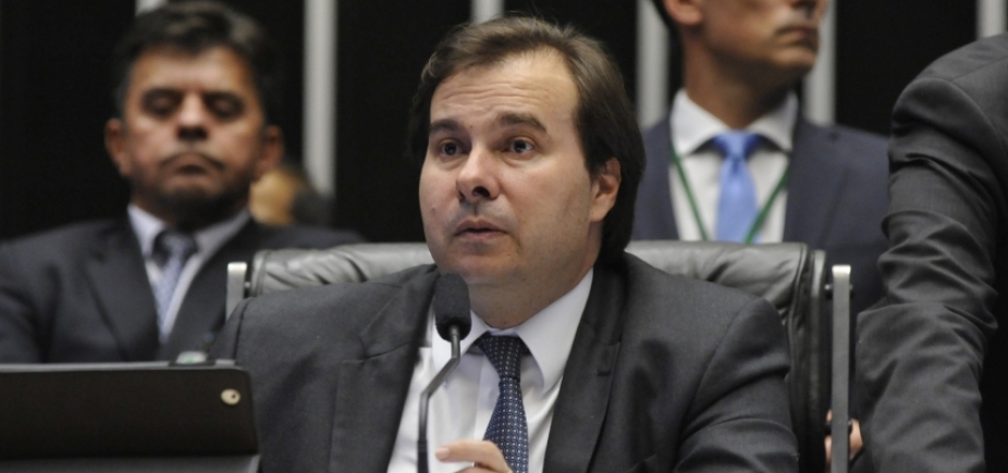 Postura de Rodrigo Maia irrita Michel Temer, diz coluna