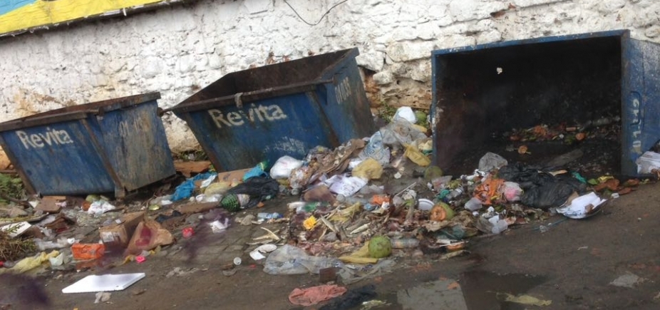 Lixo espalhado no entorno do Mercado Popular, na Cidade Baixa, indigna moradores 