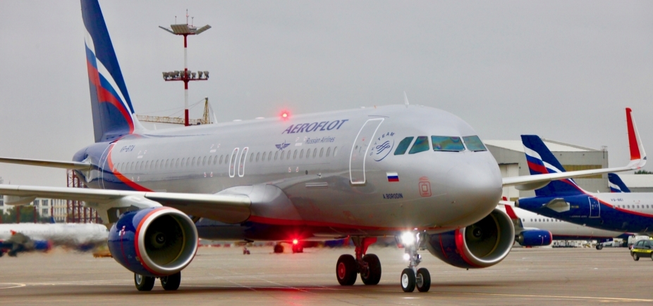 Revista de avião russo pela polícia britânica causa indignação em Moscou