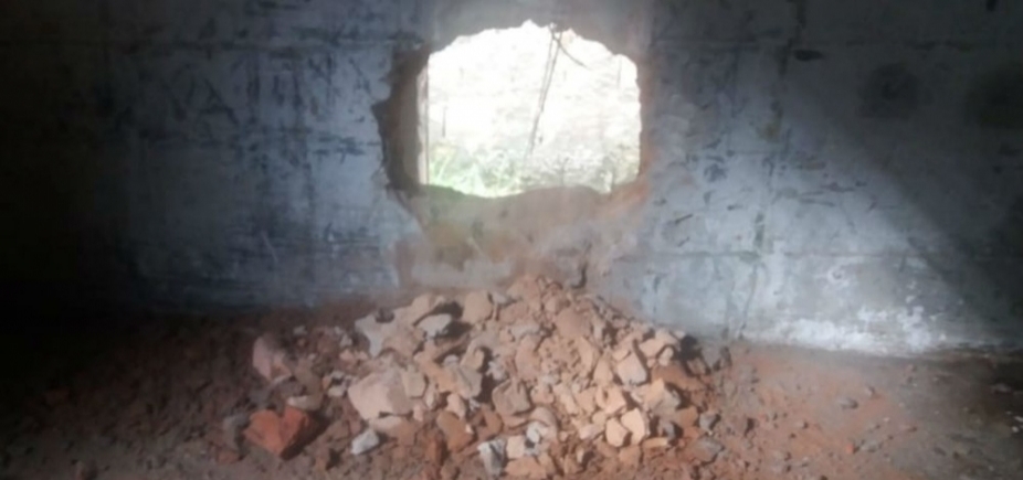 Dupla de presos faz buraco em parede e consegue fugir de delegacia em Ipiaú