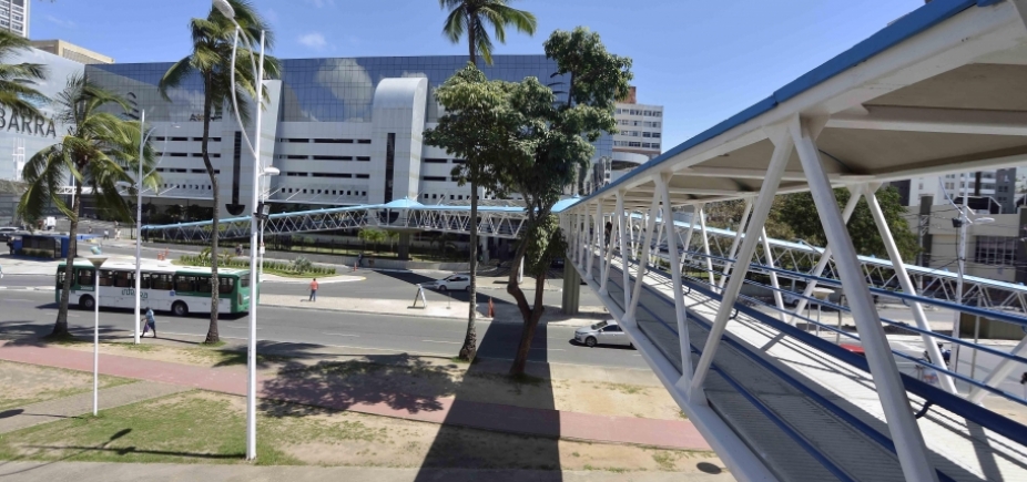 Rompimento de adutora congestiona Avenida Centenário