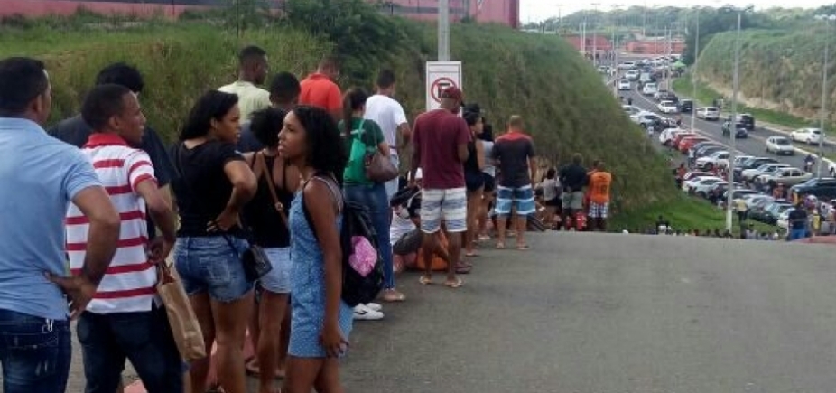 Torcedores fazem fila no Barradão para comprar ingressos para Ba-Vi