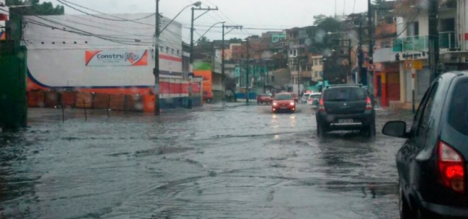 Vazamento de água deixa trânsito lento na Av. San Martin; veja 