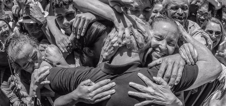 PT quer que Lula seja levado à prisão cercado de apoiadores