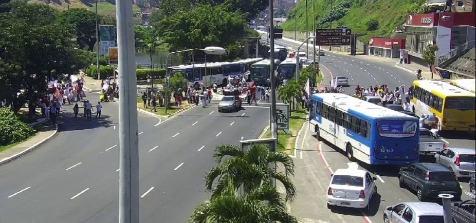 Em apoio a Lula, manifestantes bloqueiam vias de Salvador