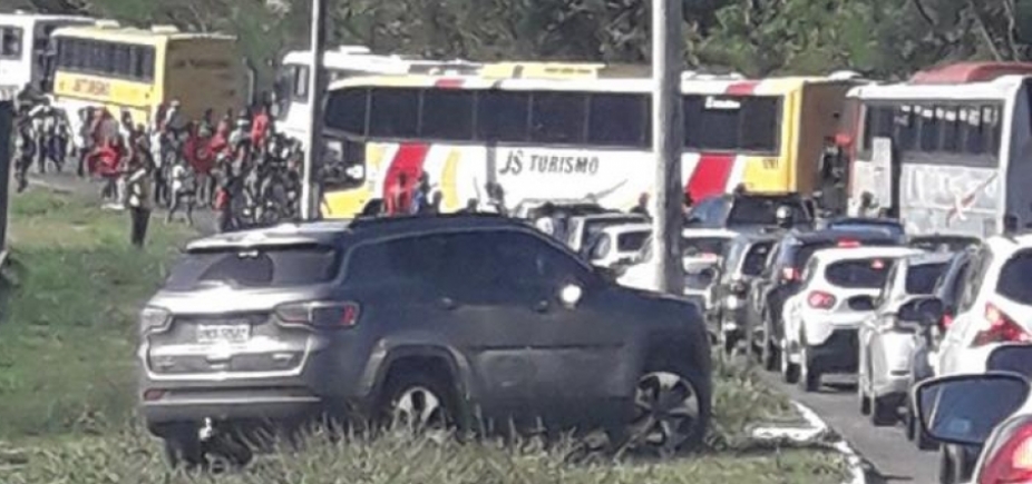 Motorista é flagrado na contramão para fugir de protesto