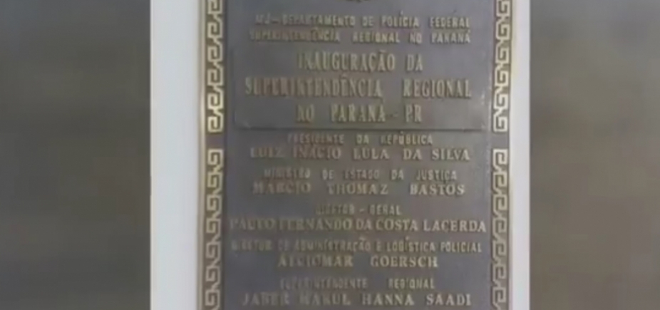 Nome de Lula está em placa no prédio onde ficará preso