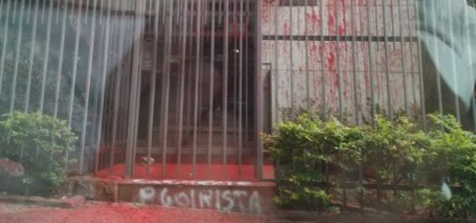 Militantes do PT jogam tinta vermelha no prédio de Cármen Lúcia