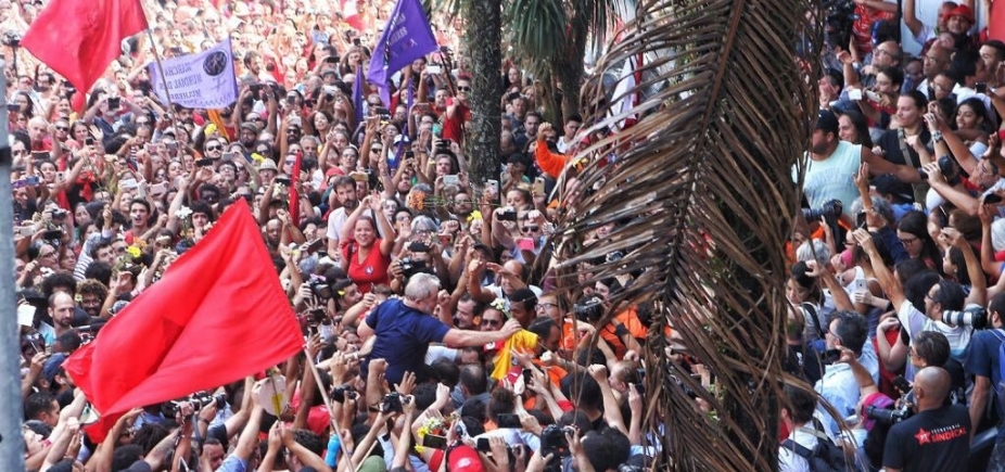Depois de 2 dias em sindicato, Lula se entrega à Polícia Federal