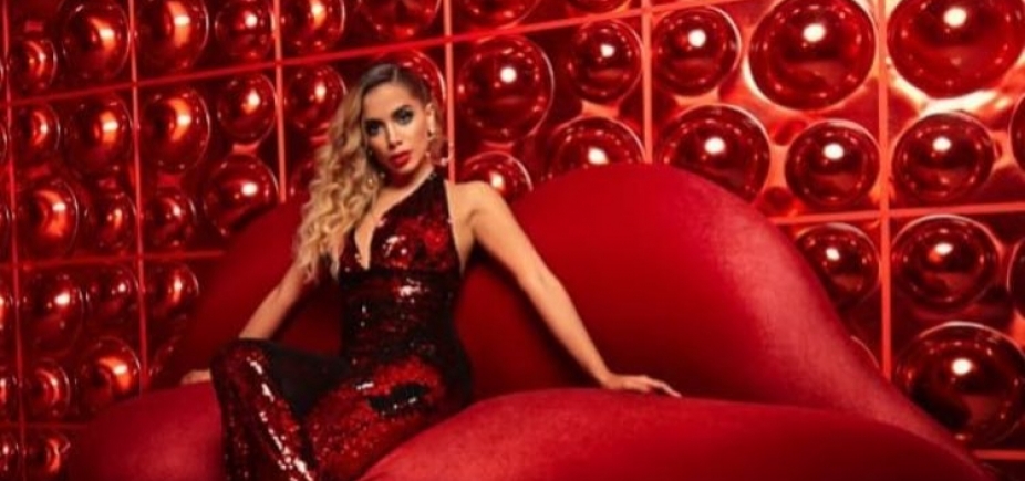 Jornalista leva fora de Anitta após sugerir romance com J Balvin