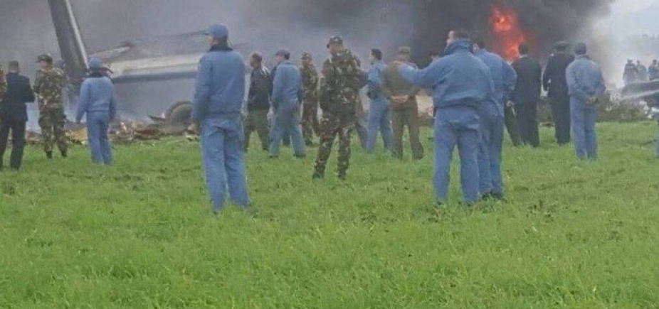 Avião militar cai na Argélia e deixa mortos
