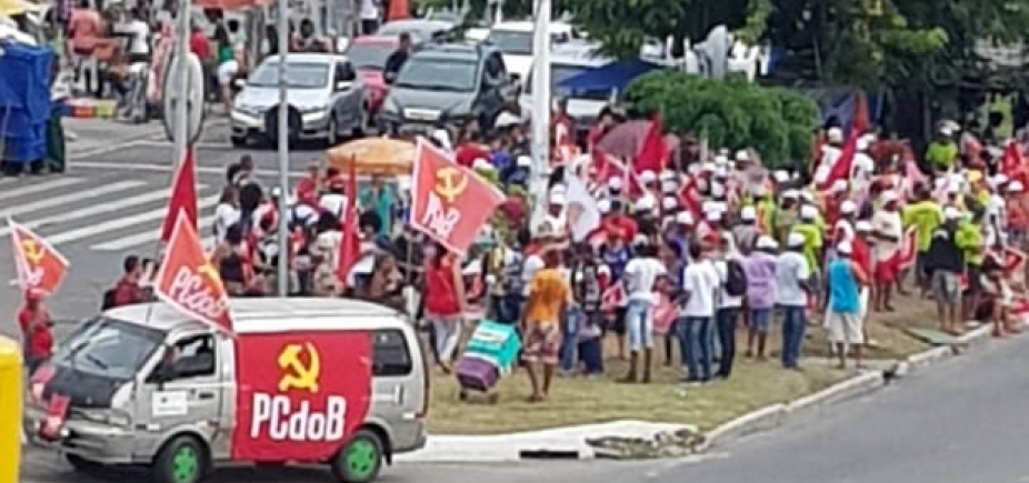 Manifestantes iniciam protesto em frente ao Shopping da Bahia