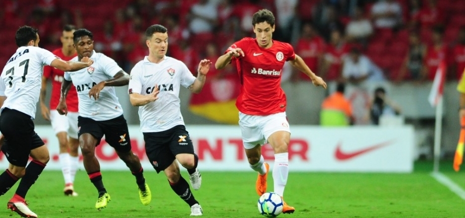 Caíque falha e Vitória perde por 2 a 1 para o Inter na Copa do Brasil