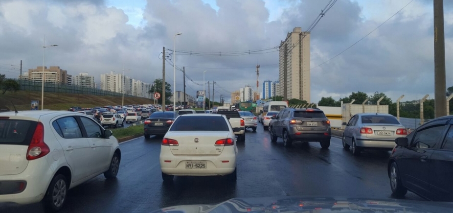 Adutora rompe e congestiona Av. Vasco da Gama; veja trânsito