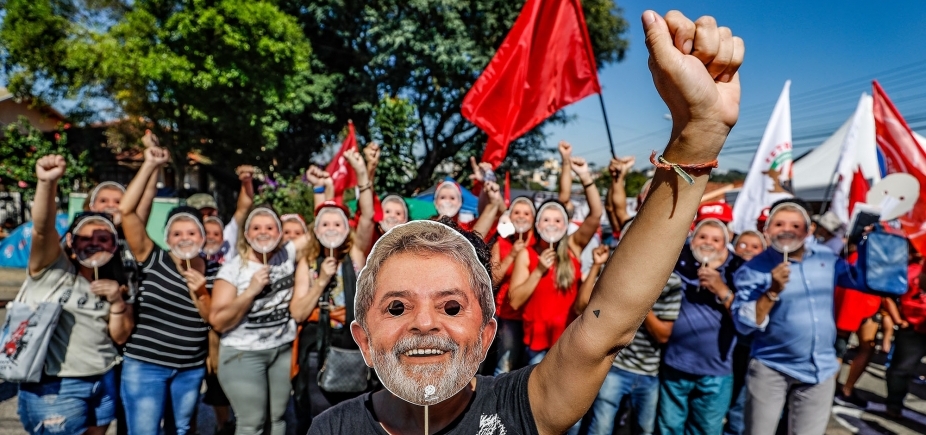 Lula está emocionado com cartas de apoiadores, diz Instituto