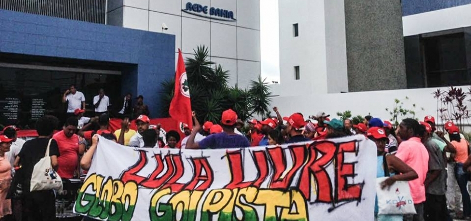 Manifestantes deixam sede da Rede Bahia 