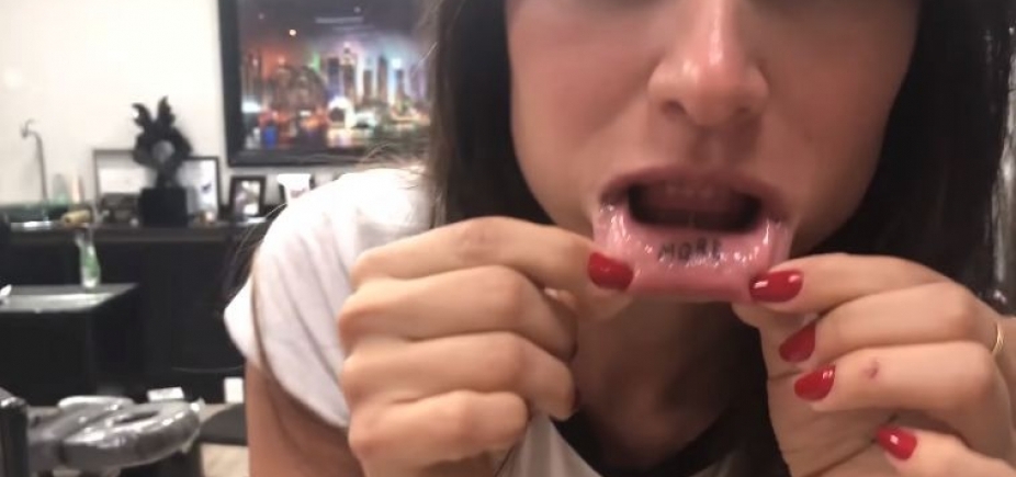 Com 30 tattoos, Thaila Ayala revela ʹriscoʹ secreto nos lábios